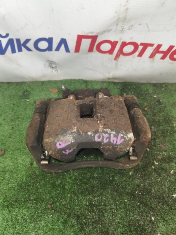 Суппорт HONDA FIT SHUTTLE GG8 L15A 2013 передний правый (б/у)
