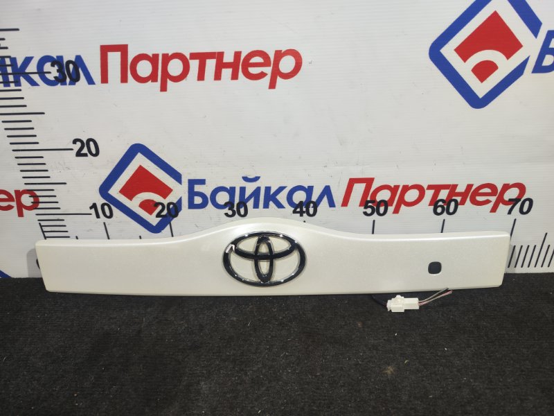 Накладка на 5 дверь TOYOTA PRIUS NHW20 1NZ-FXE 2008 (б/у)