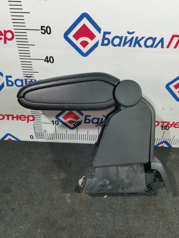 Подлокотник NISSAN TIIDA C11 HR15DE (б/у)