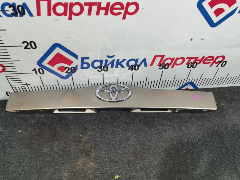 Накладка на 5 дверь TOYOTA PRIUS NHW20 1NZ-FXE 2004 (б/у)