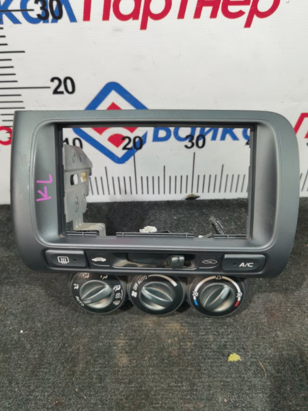 Рамка магнитофона HONDA FIT GD2 L13A 2002 (б/у)
