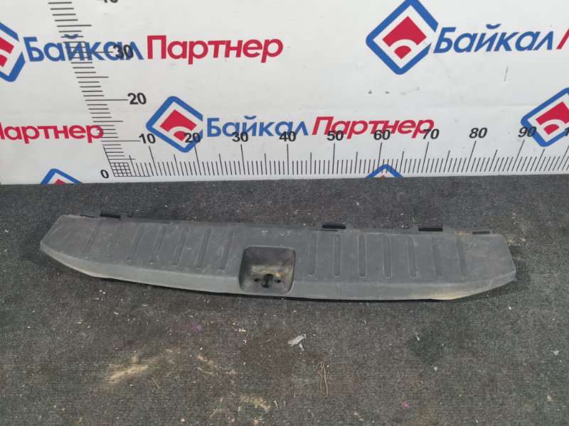 Накладка в багажник HONDA FIT SHUTTLE GG8 L15A 2013 (б/у)
