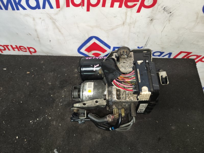 Блок abs TOYOTA PRIUS NHW20 1NZ-FXE 2004 (б/у)