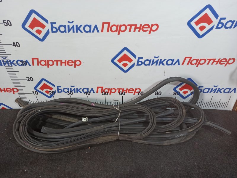 Уплотнитель резиновый TOYOTA IST NCP110 1NZ-FE 2009 6233252090B1 (б/у)