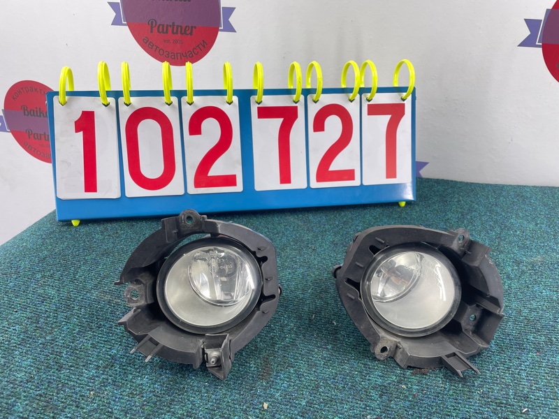 Фара противотуманная TOYOTA ISIS ZGM10G 2ZR-FAE передняя 04-709 (б/у)