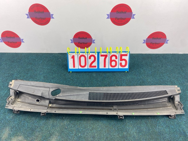 Решетка под лобовое стекло TOYOTA VITZ NSP130 1NR-FE 2012 (б/у)