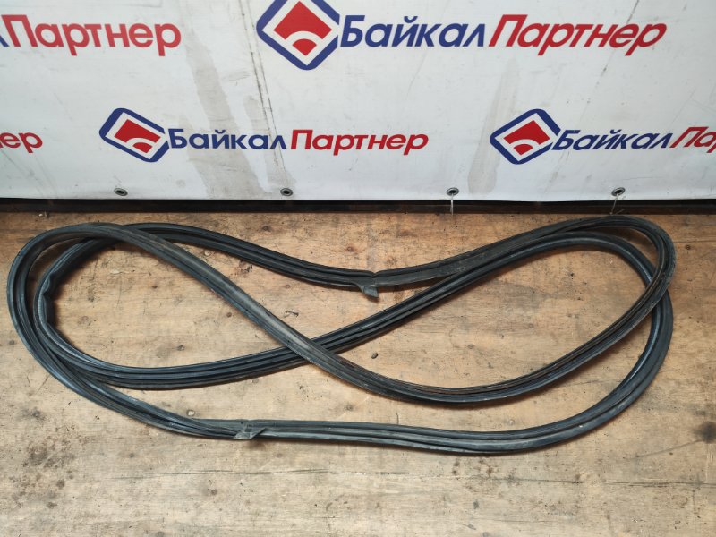 Уплотнительная резинка двери багажника TOYOTA HIACE TRH228B 2TR-FE 2010 задняя (б/у)