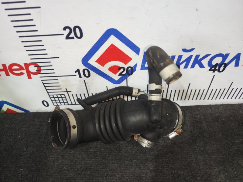 Патрубок воздухозаборника NISSAN BASSARA JNU30 KA24DE 1999 (б/у)