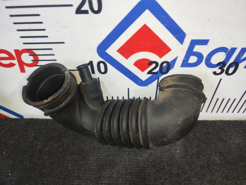 Патрубок воздухозаборника TOYOTA VITZ NCP10 2NZ-FE 2002 (б/у)