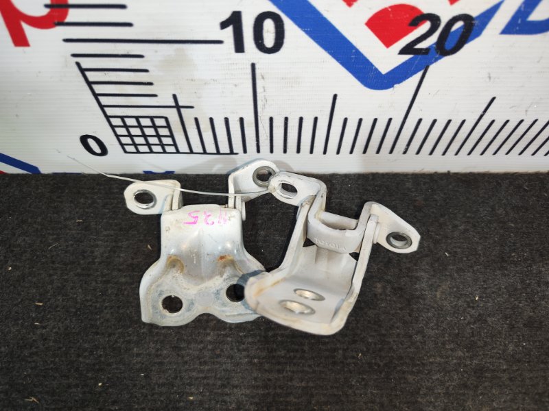 Петля двери TOYOTA VITZ NCP10 1NZ-FE 2002 передняя правая (б/у)
