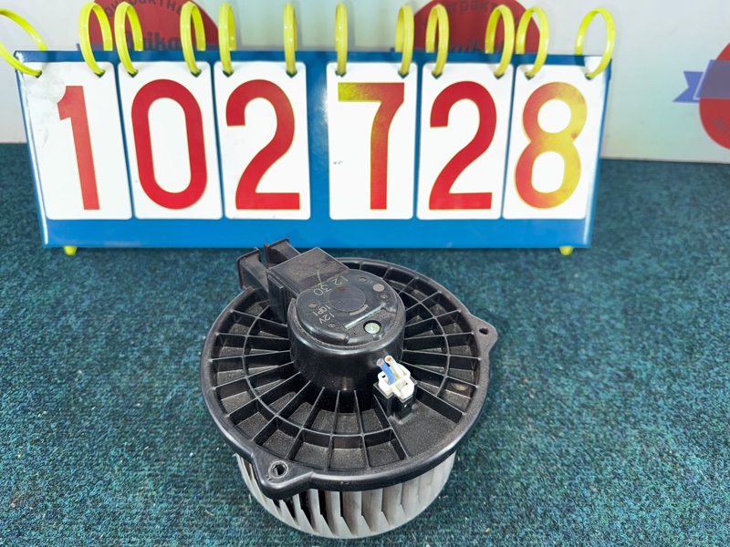 Мотор печки TOYOTA ISIS ZGM10G 2ZR-FAE 04-709 (б/у)