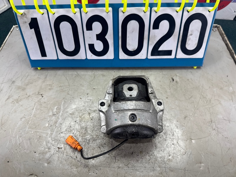Подушка ДВС AUDI A4 8K CDN 2010 правая (б/у)