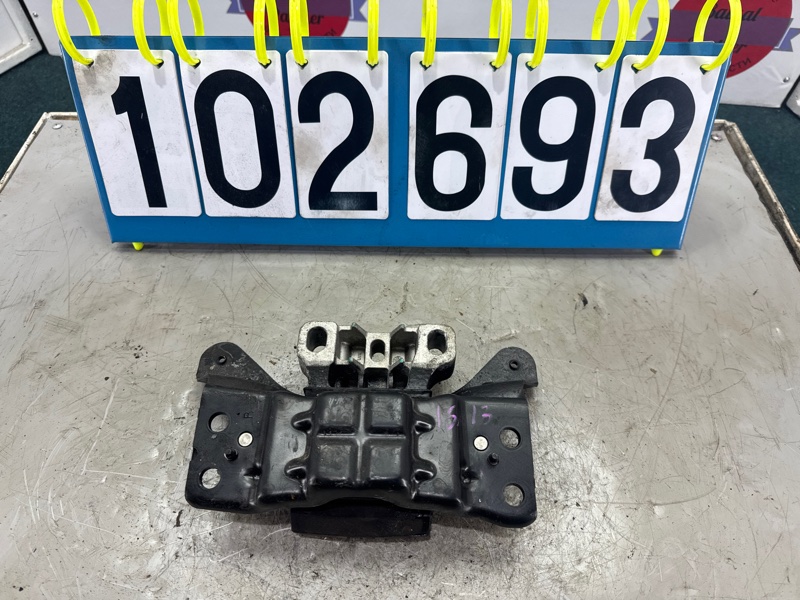 Подушка ДВС VOLKSWAGEN GOLF 5G1 CPT 2014 левая (б/у) Подушка ДВС VOLKSWAGEN GOLF 5G1 CPT 2014 левая (б/у)