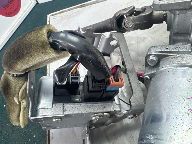 Рулевая колонка NISSAN JUKE YF15 HR15DE 2014 (б/у) Рулевая колонка NISSAN JUKE YF15 HR15DE 2014 (б/у)