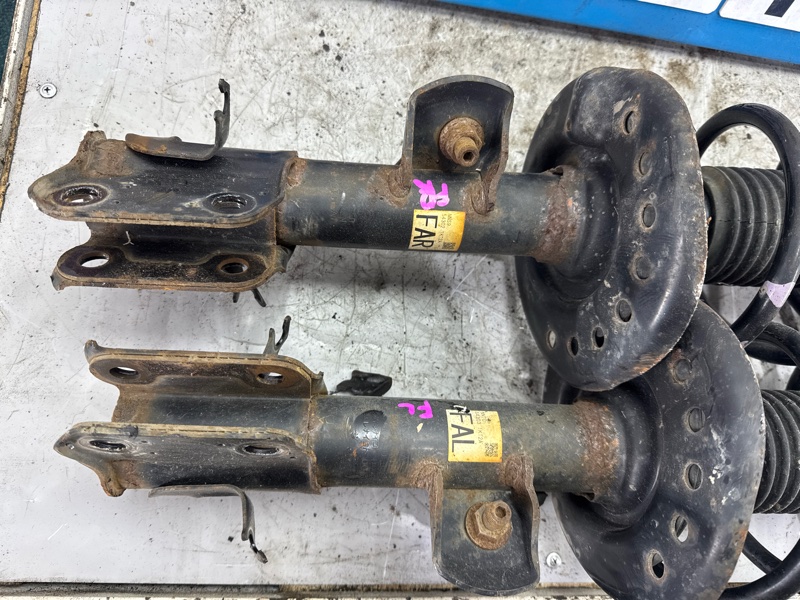 Стойка подвески NISSAN JUKE YF15 HR15DE 2014 передняя (б/у) Стойка подвески NISSAN JUKE YF15 HR15DE 2014 передняя (б/у)