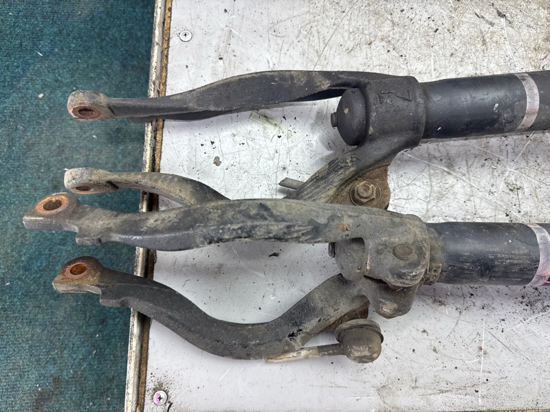 Стойка подвески MITSUBISHI DIAMANTE F46A 6G72 2002 передняя (б/у) Стойка подвески MITSUBISHI DIAMANTE F46A 6G72 2002 передняя (б/у)