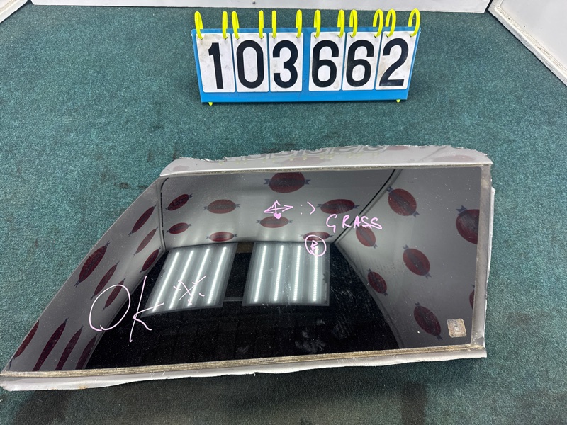 Стекло собачника NISSAN WINGROAD Y12 заднее правое (б/у) Стекло собачника NISSAN WINGROAD Y12 заднее правое (б/у)