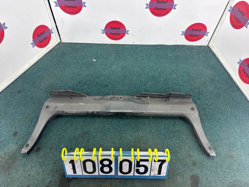 Накладка замка багажника TOYOTA PROGRES JCG10 1JZ-GE 2001 (б/у)