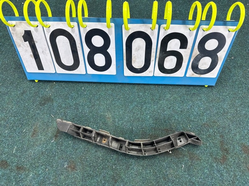 Кронштейн бампера SUBARU FORESTER SG5 EJ203 2007 передний правый (б/у) Кронштейн бампера SUBARU FORESTER SG5 EJ203 2007 передний правый (б/у)