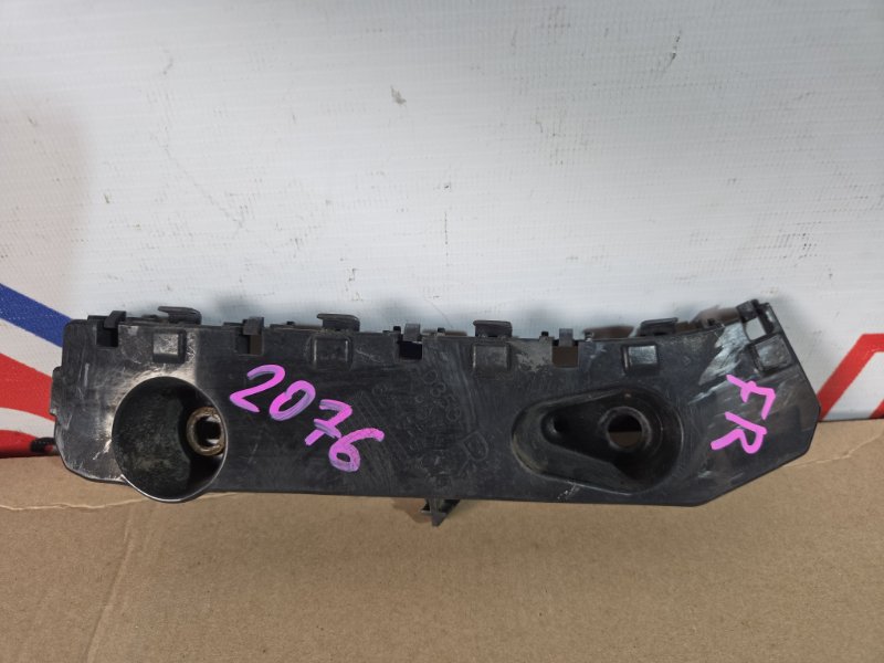 Кронштейн бампера TOYOTA PASSO SETTE M512E передний правый (б/у) Кронштейн бампера TOYOTA PASSO SETTE M512E передний правый (б/у)