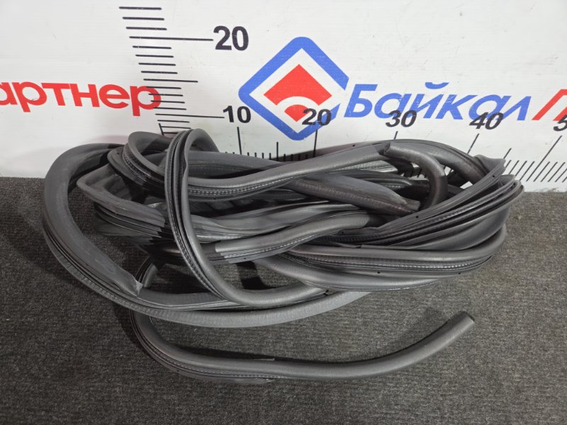 Уплотнитель резиновый TOYOTA CARINA ST195 3S-FE 1995 (б/у)