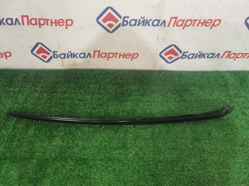 Молдинг лобового стекла TOYOTA IPSUM ACM26W 2AZ-FE 2002 передний правый (б/у)