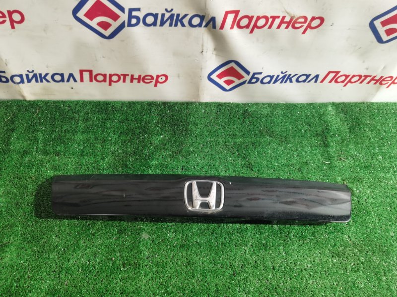 Накладка на дверь багажника HONDA STREAM RN8 R20A 2010 задняя (б/у)