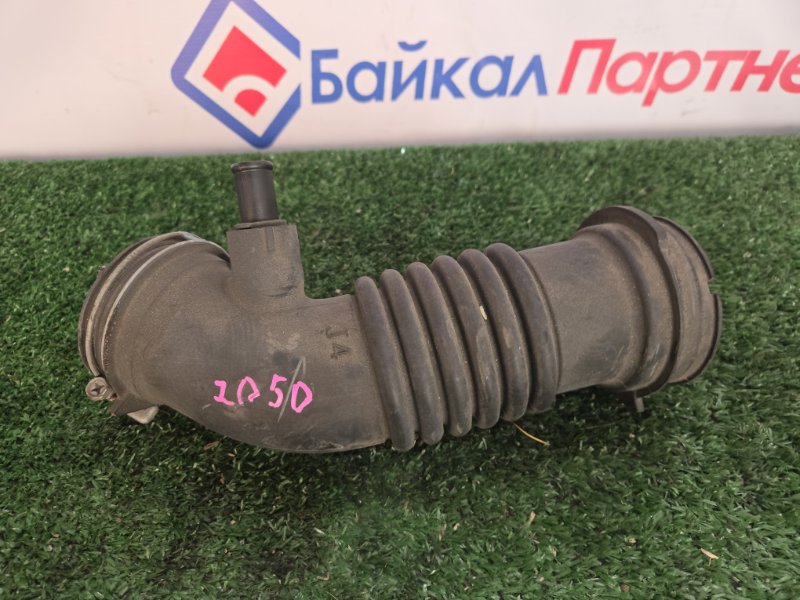Патрубок воздушного фильтра TOYOTA ALLION ZRT265 2ZR-FAE (б/у)