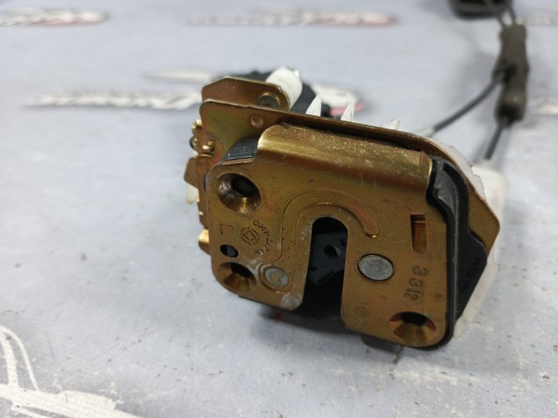 Замок дверной задний левый Subaru Forester SG5 EJ202 Замок дверной задний левый Subaru Forester SG5 EJ202