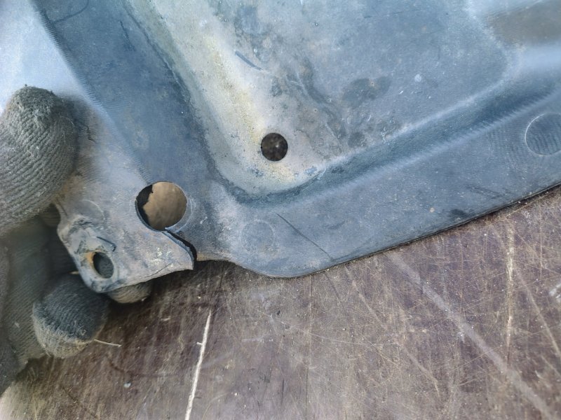 Пыльник двигателя правый Toyota Corolla E120 1.6 3ZZFE