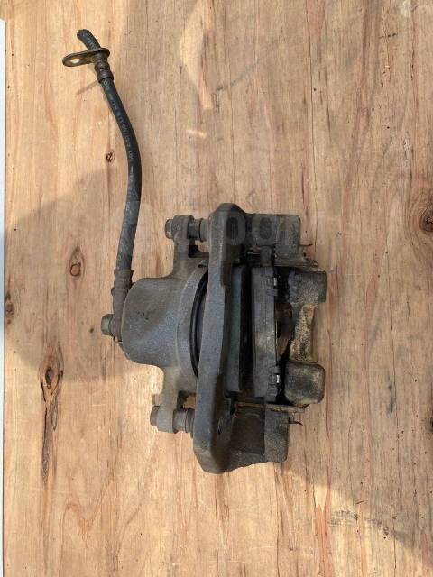 Суппорт передний правый Toyota Platz SCP11 1SZ