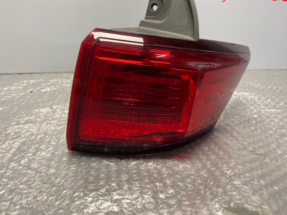 Стоп-сигнал правый Nissan Elgrand TE52