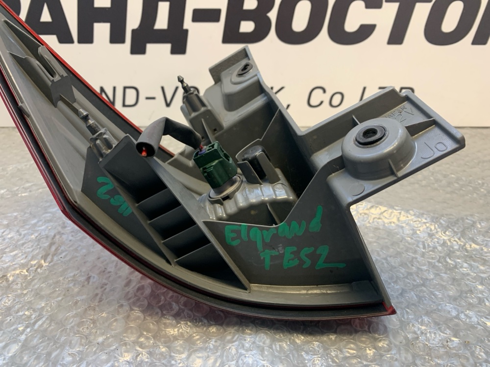 Стоп-сигнал правый Elgrand 2011 TE52 VQ25DE