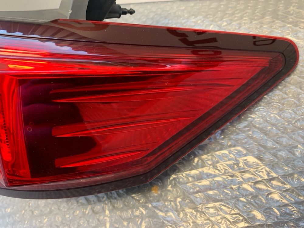 Стоп-сигнал правый Nissan Elgrand TE52 Стоп-сигнал правый Nissan Elgrand TE52