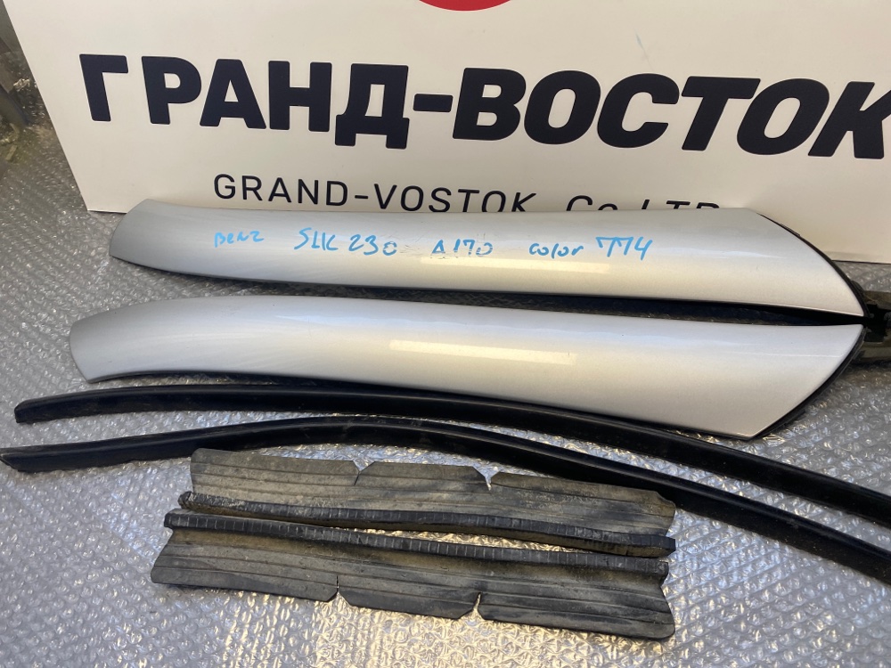 Молдинг лобового стекла Mercedes-Benz SLK230 R170