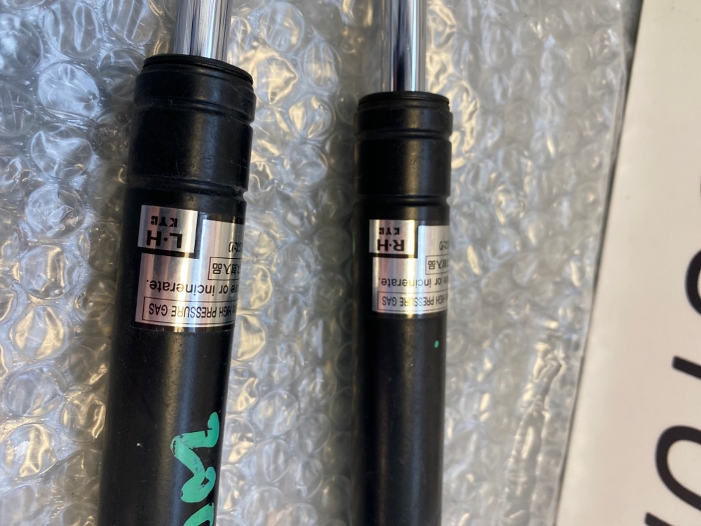 Амортизатор капота Toyota Soarer UZZ40