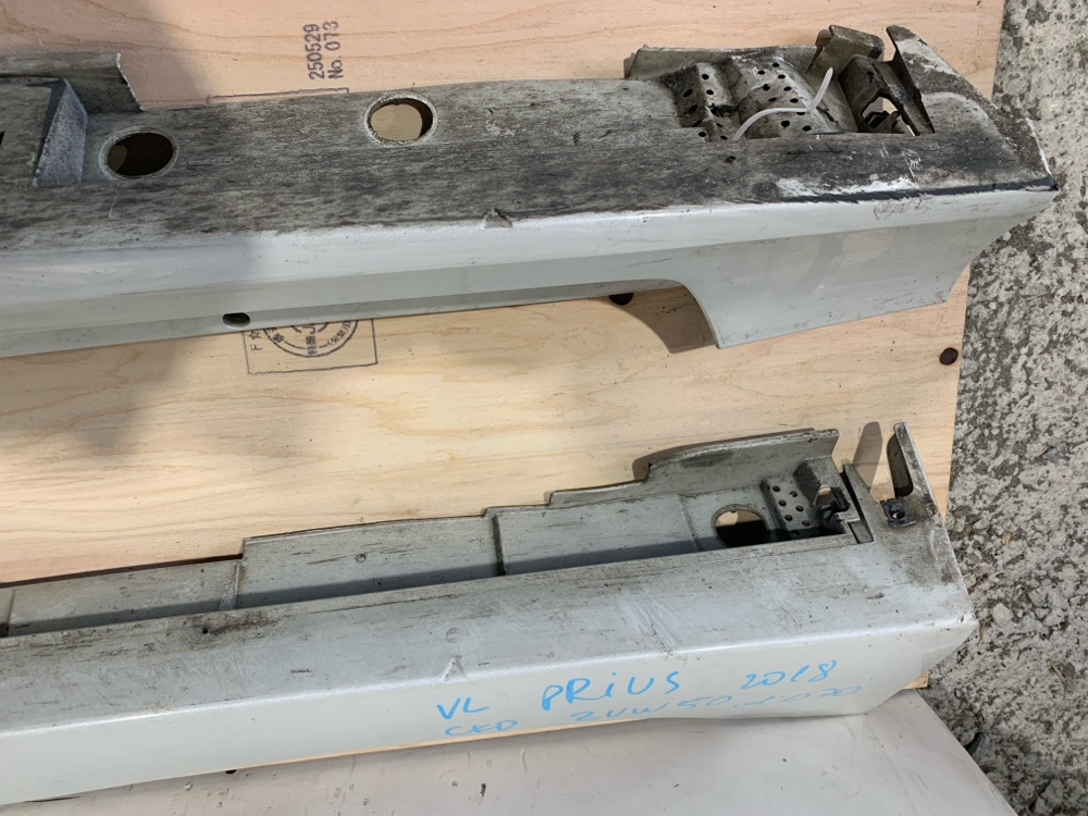 Порог кузова Prius 2018 ZVW50 2ZR-FXE