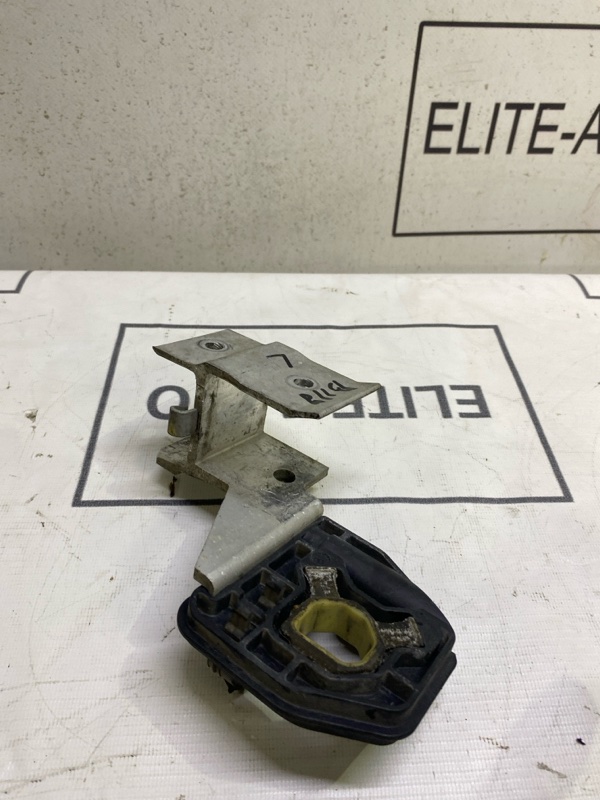 Кронштейн радиатора левый BMW 1 F20 Кронштейн радиатора левый BMW 1 F20