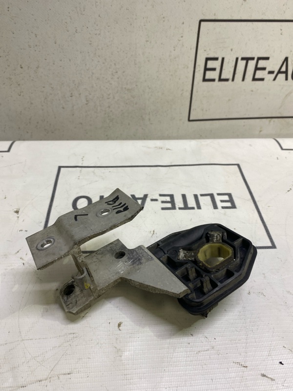 Кронштейн радиатора левый 1 2012 F20 Кронштейн радиатора левый 1 2012 F20