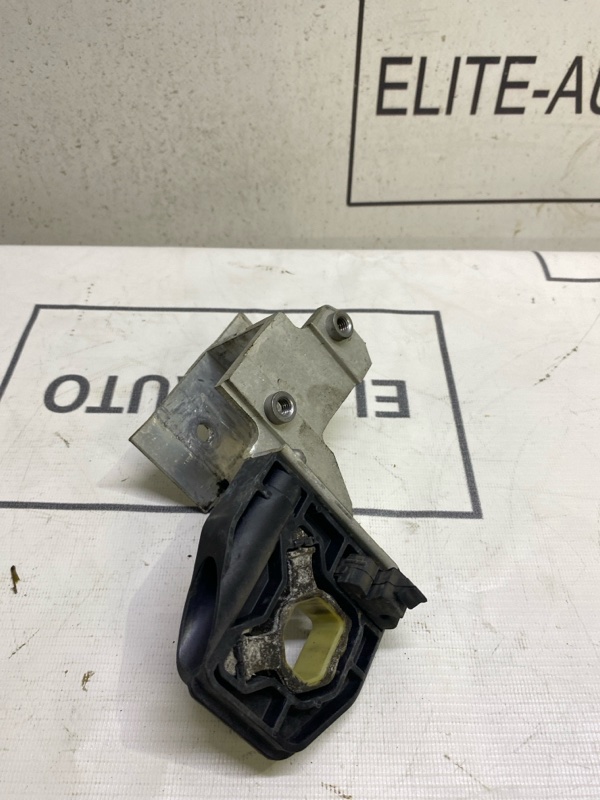 Кронштейн радиатора левый 1 2012 F20 Кронштейн радиатора левый 1 2012 F20