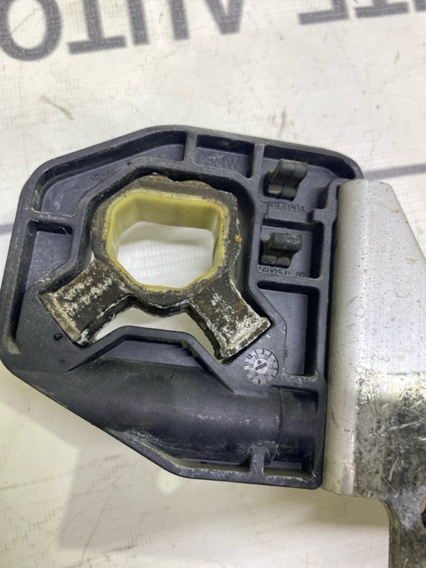 Кронштейн радиатора левый 1 2012 F20 Кронштейн радиатора левый 1 2012 F20