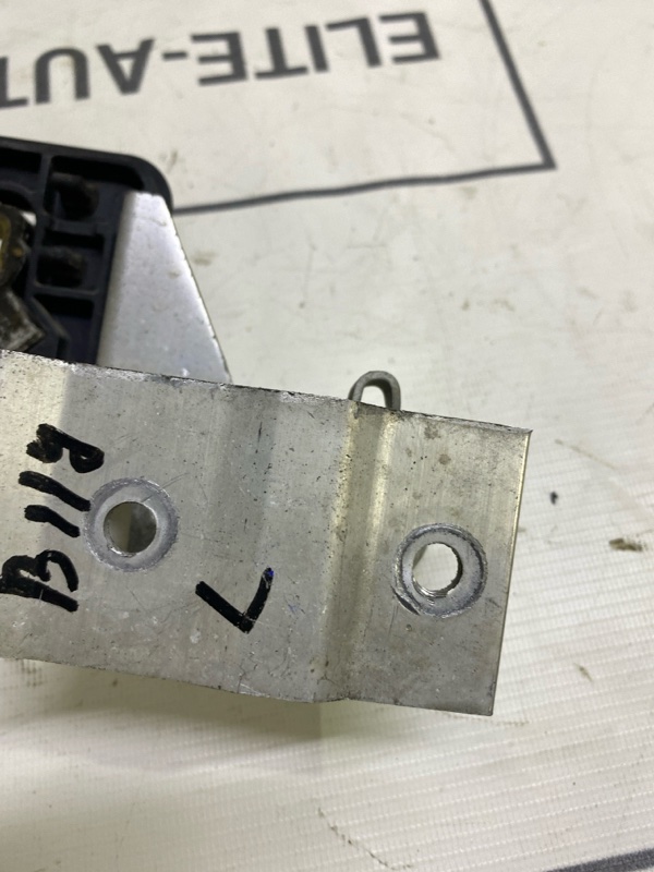 Кронштейн радиатора левый 1 2012 F20 Кронштейн радиатора левый 1 2012 F20