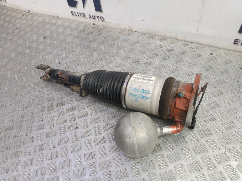 Стойка амортизатора пневмо задняя правая Phaeton 2002 3.2