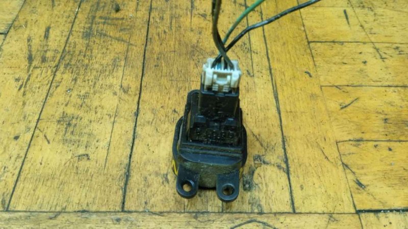 Кнопка аварийной сигнализации Nissan Navara D40 2.5 YD25DDTi Кнопка аварийной сигнализации Nissan Navara D40 2.5 YD25DDTi