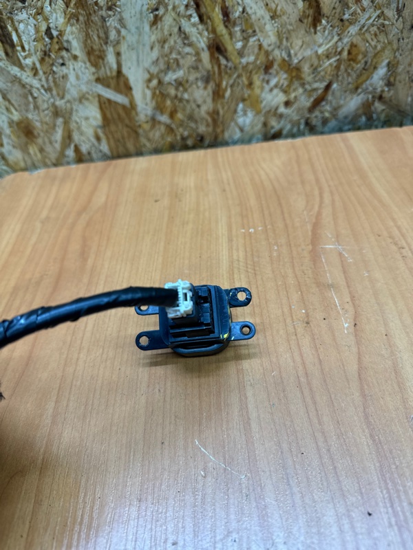 Кнопка аварийной сигнализации Navara 2005-2015 (D40) 2.5 YD25DDTi