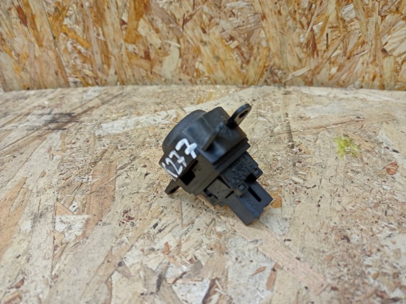 Кнопка аварийной сигнализации Navara 2005-2014 D40 2.5 YD25DDTI