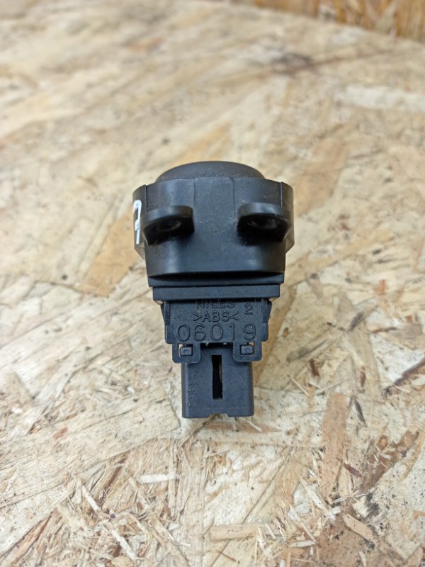 Кнопка аварийной сигнализации Navara 2005-2014 D40 2.5 YD25DDTI