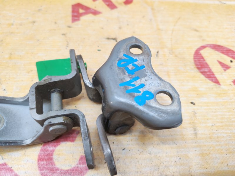 Петля двери передняя правая TOYOTA Corolla Fielder NZE144 1NZ-FE