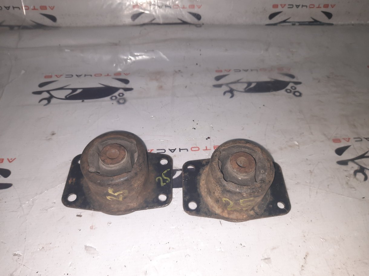Подушка кузова Nissan Terrano WHYD21 VG30 1988 Подушка кузова Nissan Terrano WHYD21 VG30 1988