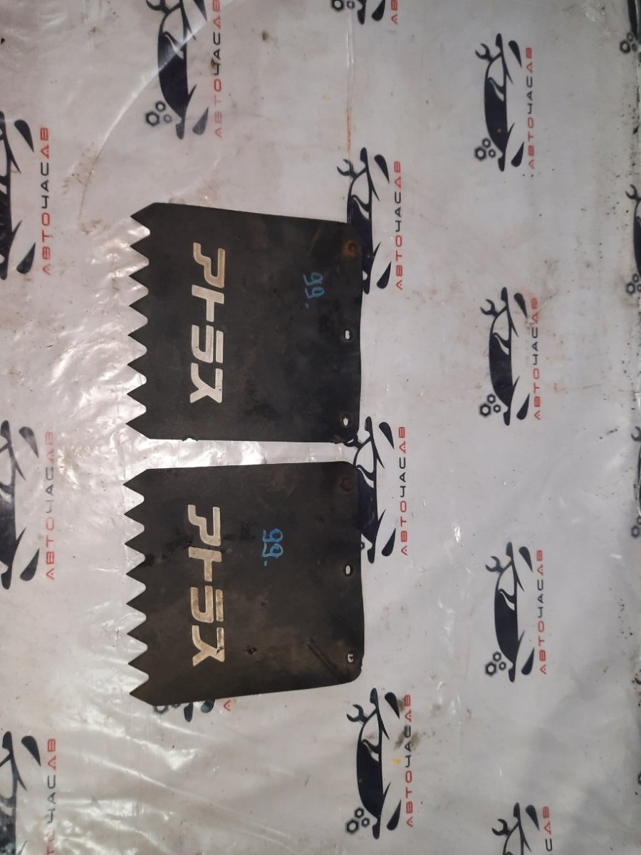 Брызговик Nissan Atlas P8F23 TD27 задний правый Брызговик Nissan Atlas P8F23 TD27 задний правый